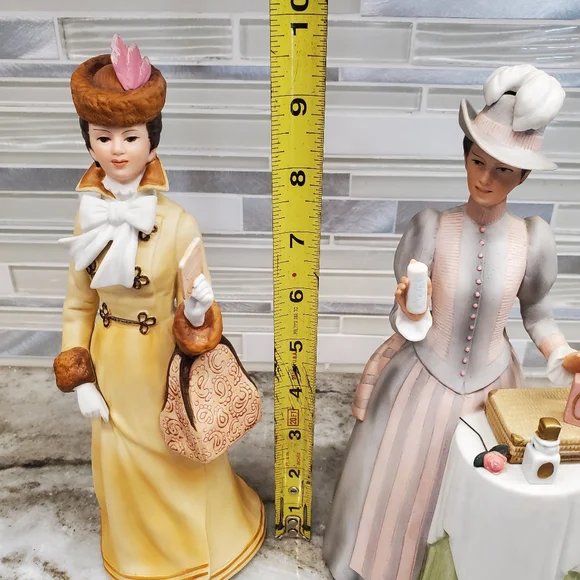 1981 & 1984 Avon Porcelain Women Figurines Avon - Picture 14 of 14